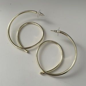 Kendra Scott gold hoop earrings!